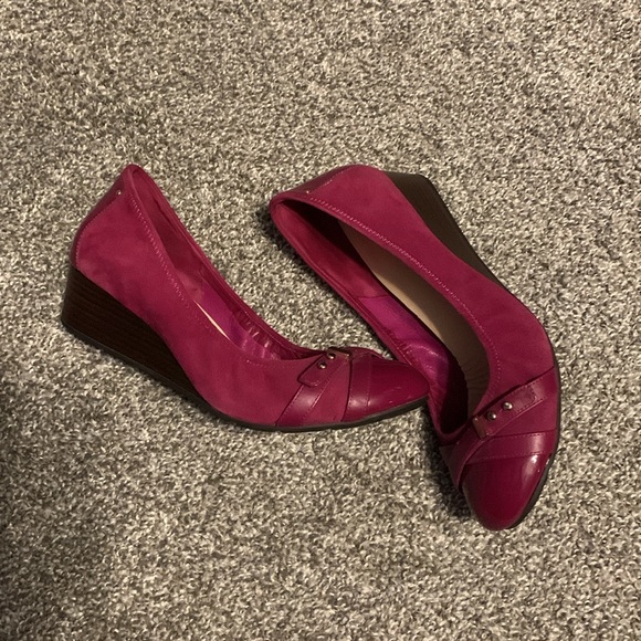 Used Cole Haan maroon wedges size 9.5b - Picture 2 of 6